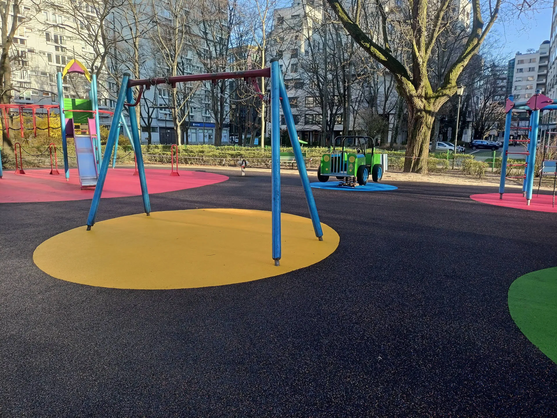 Kolorowy plac zabaw z nawierzchnią bezpieczną